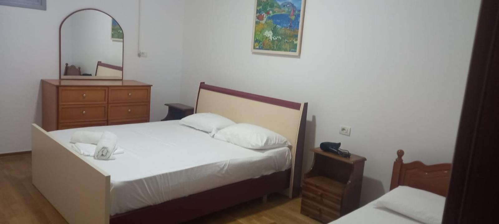 Himara Apartments * Himare